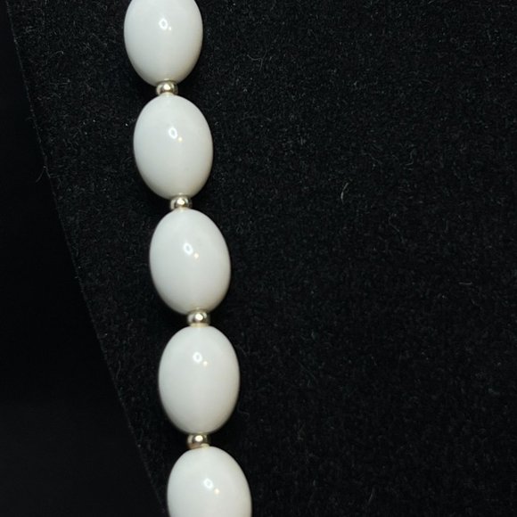 Vintage Single Strand White Oval-Shaped Graduated Beads (313) - Picture 2 of 5